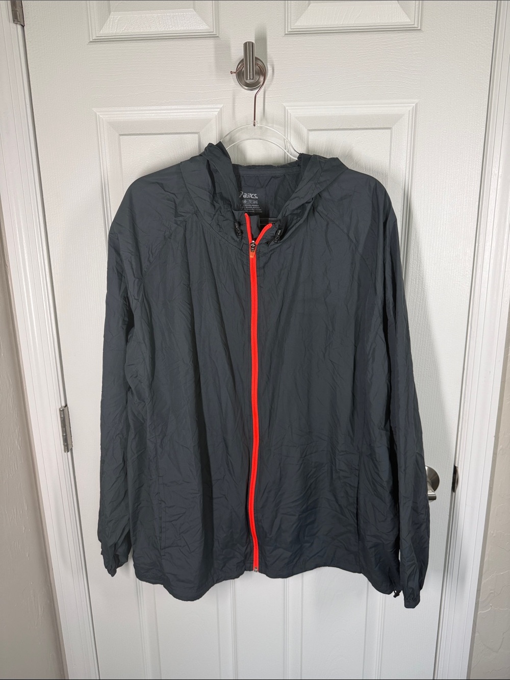 Asics packable jacket folds into pocket dark gray size XXL orange accents